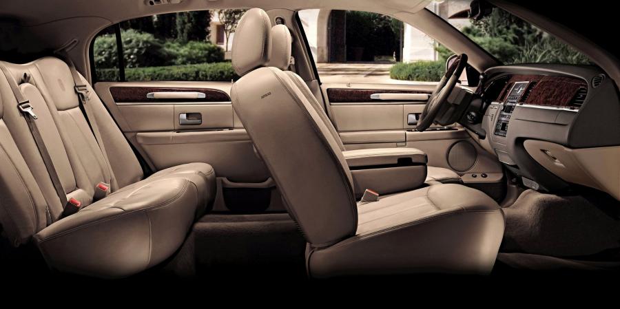  Lincoln Town Car 2003 года  (фото 25 из 68)